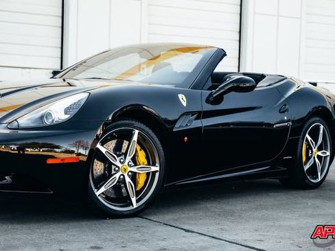 Used 2014 Ferrari California RWD image 46