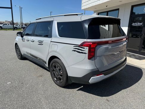 Used 2025 Kia Carnival EX image 6