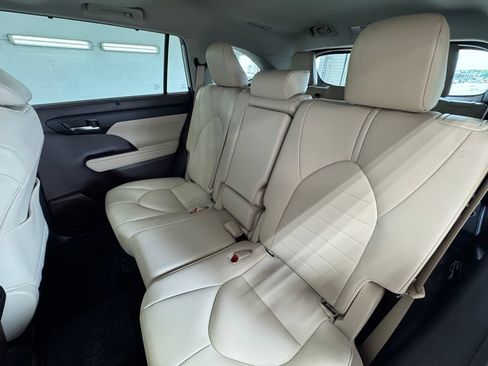 Used 2020 Toyota Highlander XLE AWD/4WD image 20
