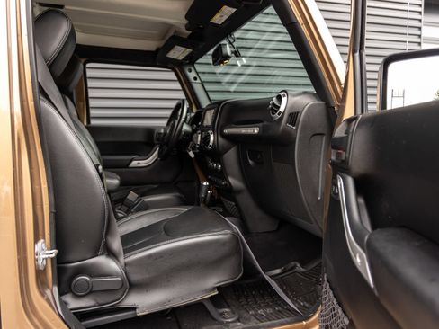 Used 2015 Jeep Wrangler Unlimited Sahara w/ Connectivity Group AWD/4WD image 29