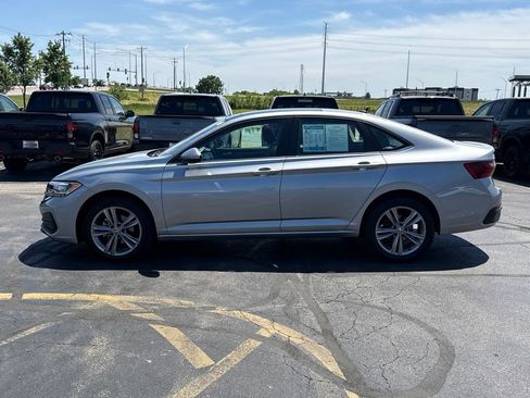 Used 2022 Volkswagen Jetta SE w/ Panoramic Sunroof Package FWD image 8