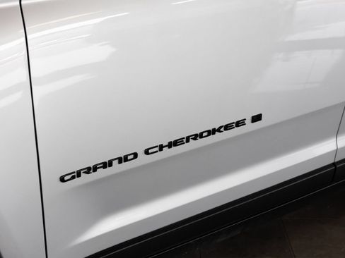 Used 2025 Jeep Grand Cherokee L Limited w/ Luxury Tech Group II AWD/4WD image 5