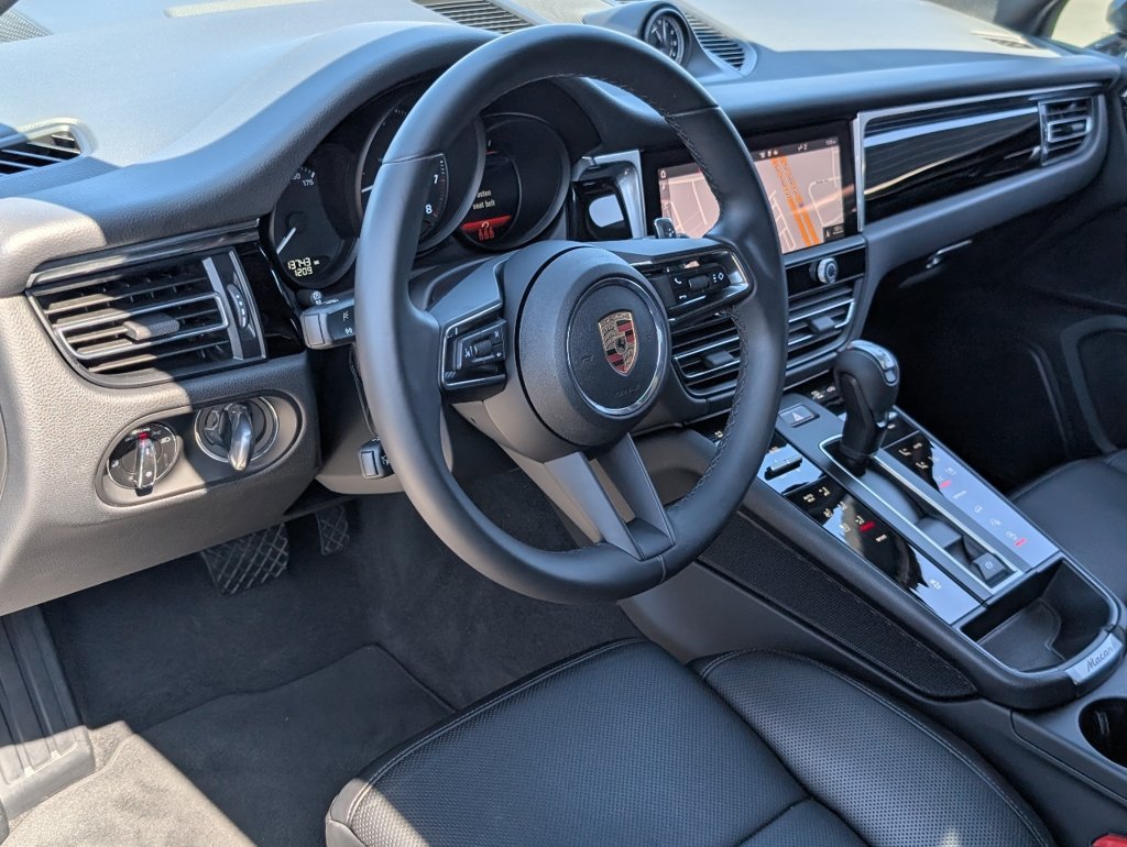 Certified 2025 Porsche Macan AWD/4WD image 4