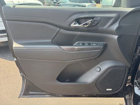 Used 2023 GMC Acadia SLT image 9