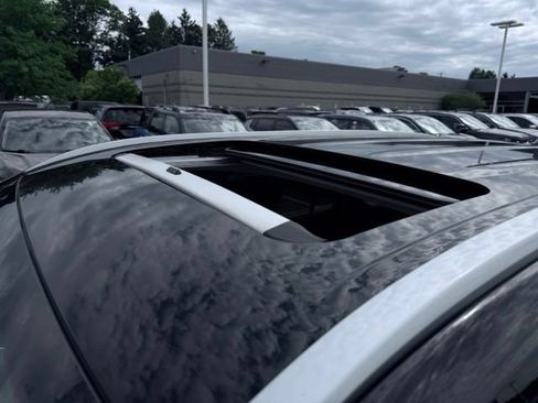 Used 2024 Toyota Highlander XLE AWD/4WD image 11