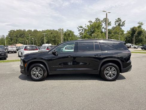 Used 2025 Chevrolet Traverse LT FWD image 8
