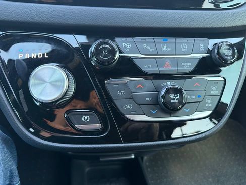 Used 2019 Chrysler Pacifica Touring-L Plus w/ Advanced Safetytec Group FWD image 25