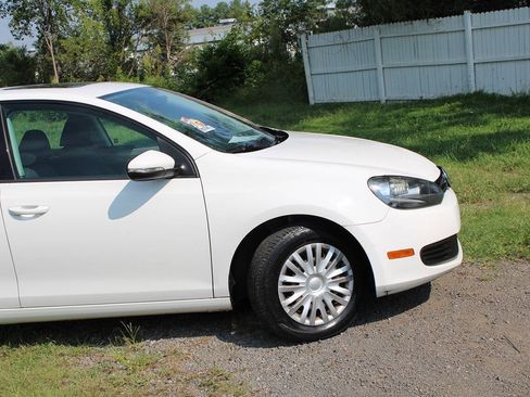 Used 2011 Volkswagen Golf 4-Door FWD image 4