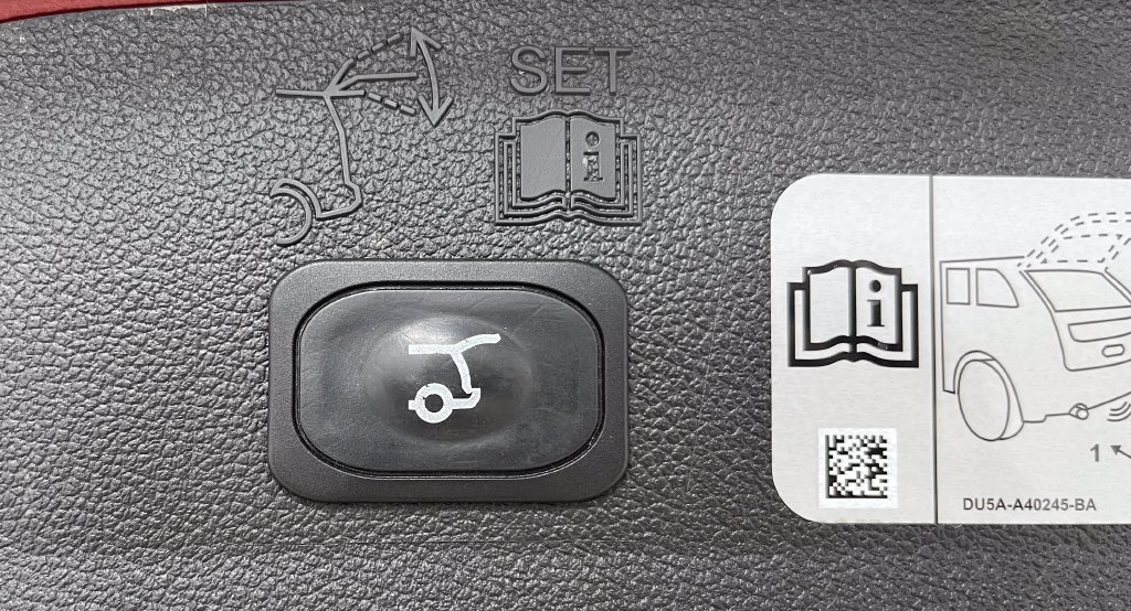 Used 2018 Ford Escape Titanium w/ Ford Safe & Smart Package AWD/4WD image 9