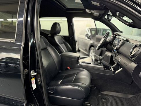 Used 2018 Toyota Tacoma TRD Sport image 42