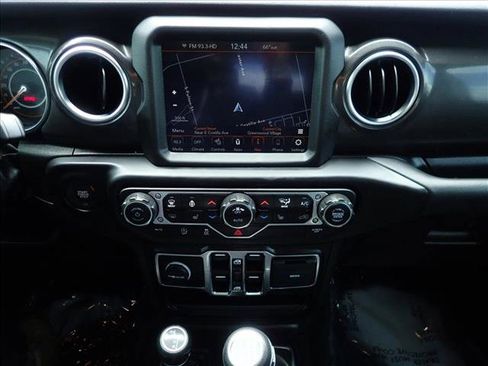 Used 2022 Jeep Wrangler Unlimited Sahara AWD/4WD image 15