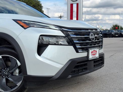 Used 2026 Nissan Rogue SV FWD image 3