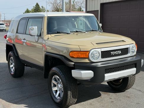 Used 2014 Toyota FJ Cruiser 4WD w/ Upgrade Package image 9