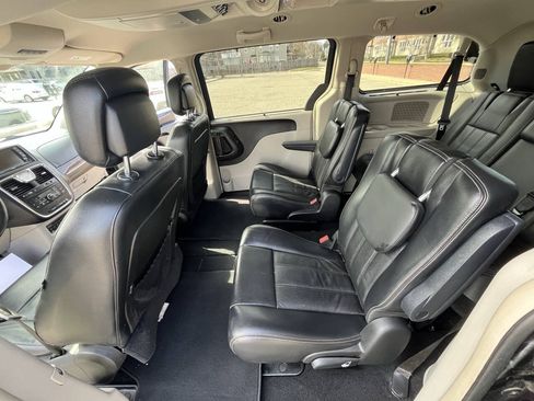 Used 2011 Chrysler Town & Country Touring-L w/ Entertainment Group #2 FWD image 13