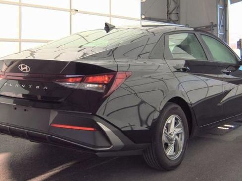 Used 2025 Hyundai Elantra SE image 3