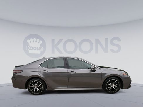 Used 2024 Toyota Camry SE w/ Cold Weather Package FWD image 12