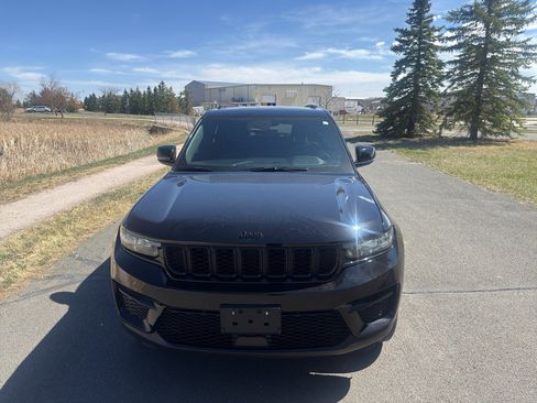 Used 2024 Jeep Grand Cherokee Altitude AWD/4WD image 3