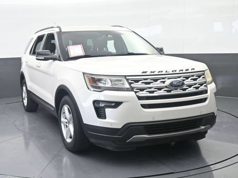 Used 2018 Ford Explorer XLT w/ Equipment Group 202A FWD image 9