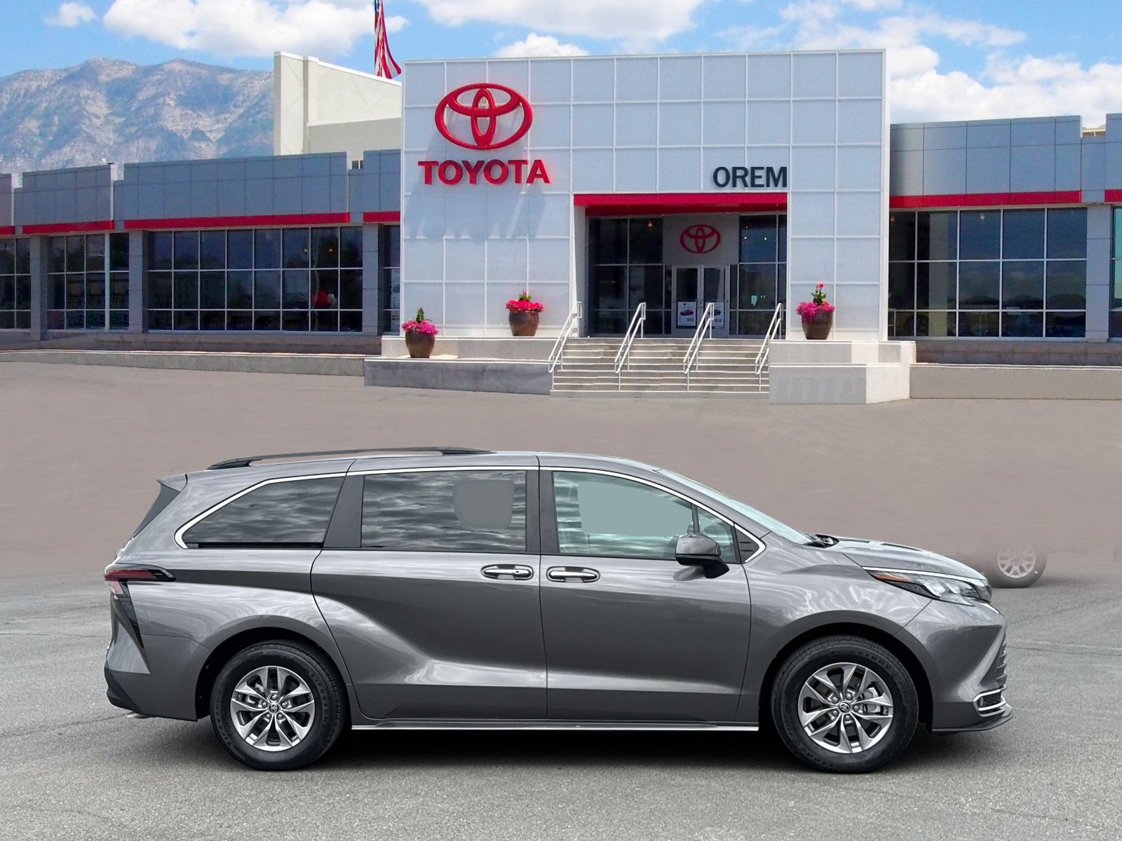 Used 2024 Toyota Sienna XLE FWD image 3