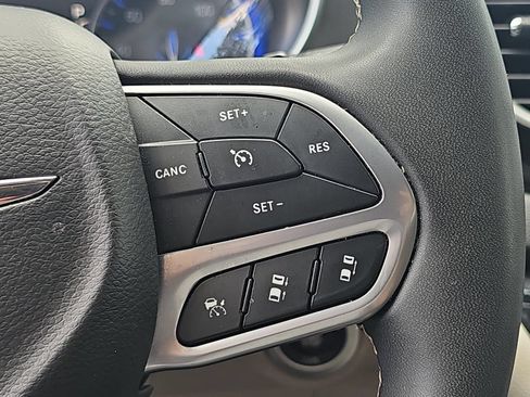 Used 2024 Chrysler Pacifica Touring-L FWD image 17