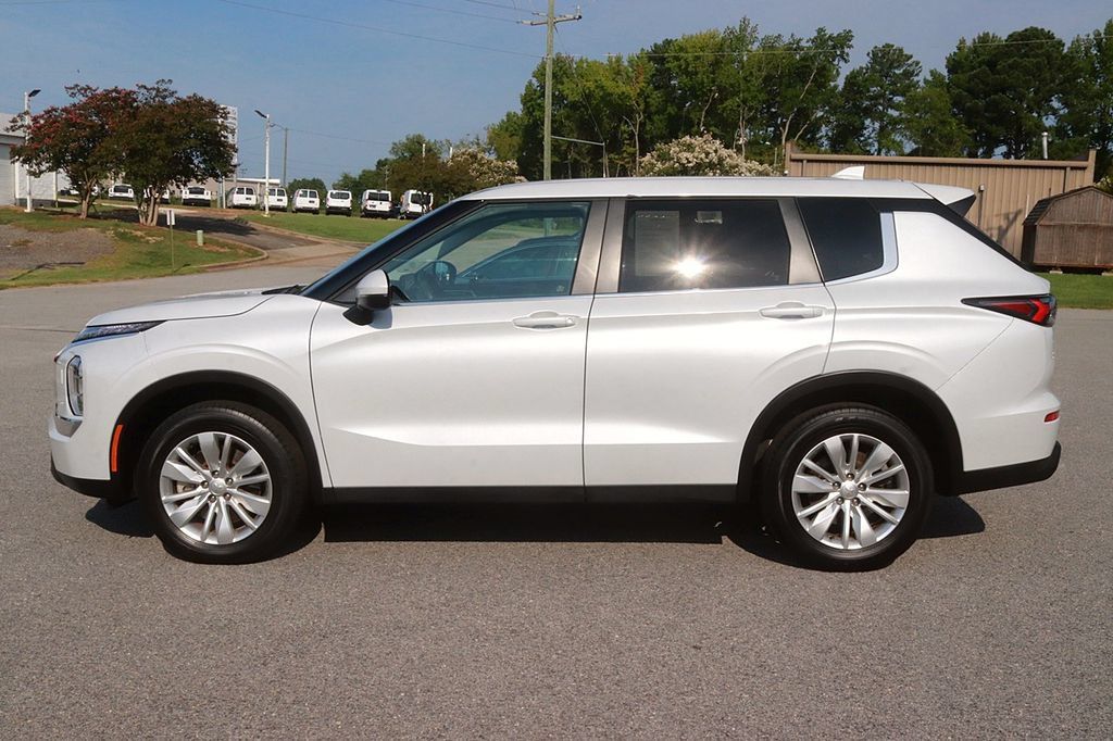 Used 2025 Mitsubishi Outlander ES AWD/4WD image 4