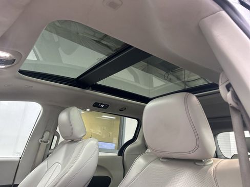 Used 2020 Chrysler Pacifica Limited image 8