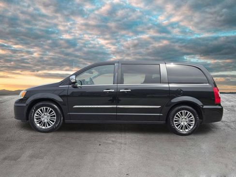 Used 2014 Chrysler Town & Country Touring-L w/ Trailer Tow Group FWD image 5