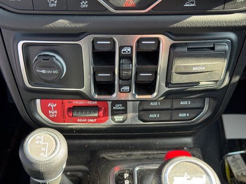 Used 2024 Jeep Wrangler Unlimited Rubicon w/ Technology Group image 17