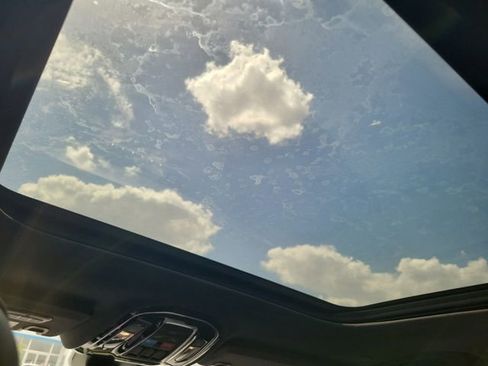 Used 2022 Jeep Grand Cherokee Overland w/ Luxury Tech Group IV image 16