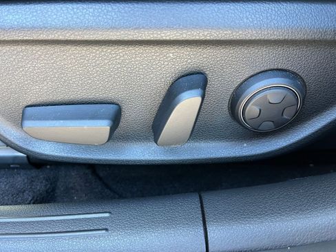 Used 2025 Genesis G70 2.5T image 23