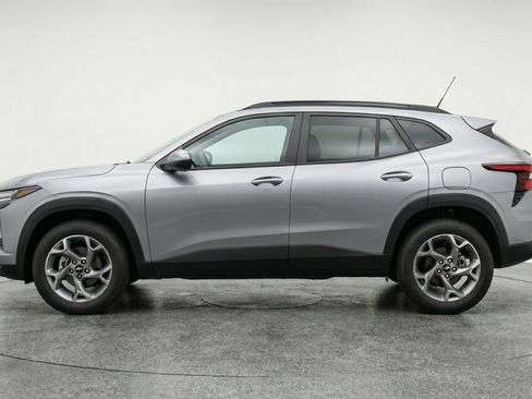 Used 2025 Chevrolet Trax LT FWD image 5