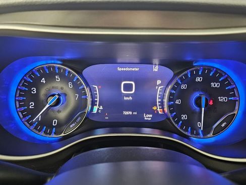 Used 2023 Chrysler Pacifica Touring-L image 24