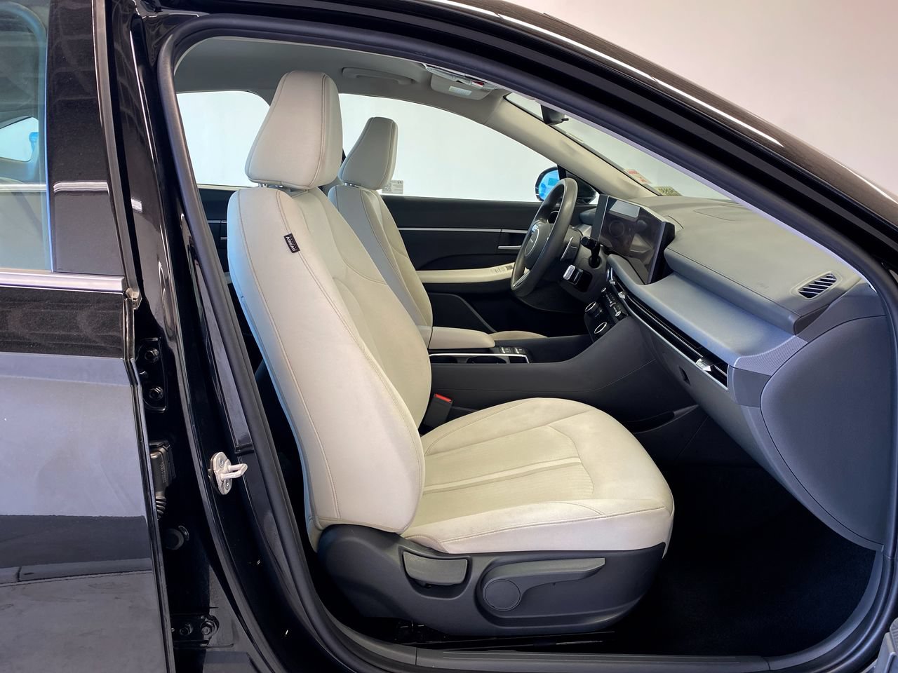 Used 2025 Hyundai Sonata SEL FWD image 28