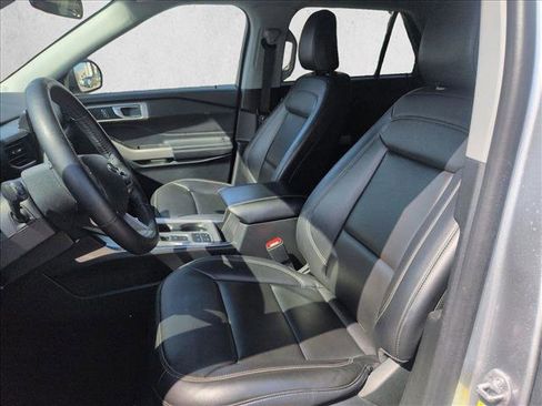 Used 2024 Ford Explorer XLT w/ Equipment Group 202A RWD image 16
