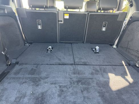 Used 2025 Land Rover Discovery S image 29