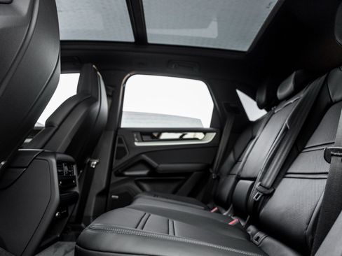Certified 2025 Porsche Cayenne image 30