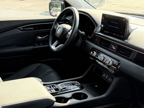 Used 2025 Honda Pilot Touring image 14