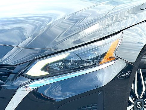 Used 2025 Nissan Altima 2.5 SV FWD image 4