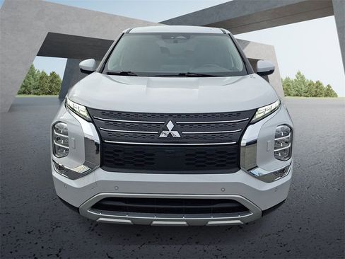 Used 2024 Mitsubishi Outlander SE image 2