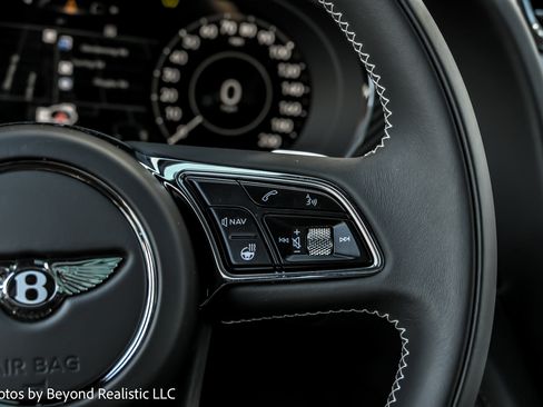 Used 2024 Bentley Bentayga image 40
