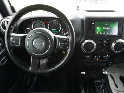 Used 2018 Jeep Wrangler Unlimited Sahara AWD/4WD image 9