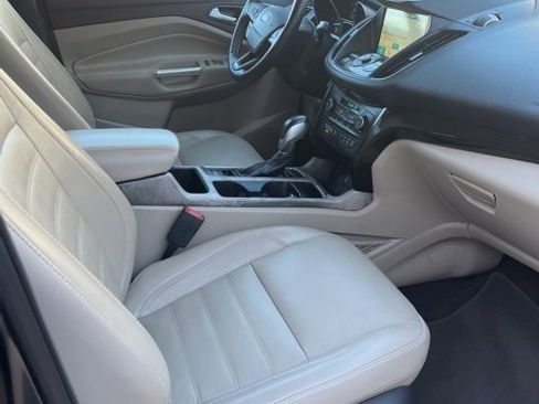 Used 2019 Ford Escape Titanium image 10