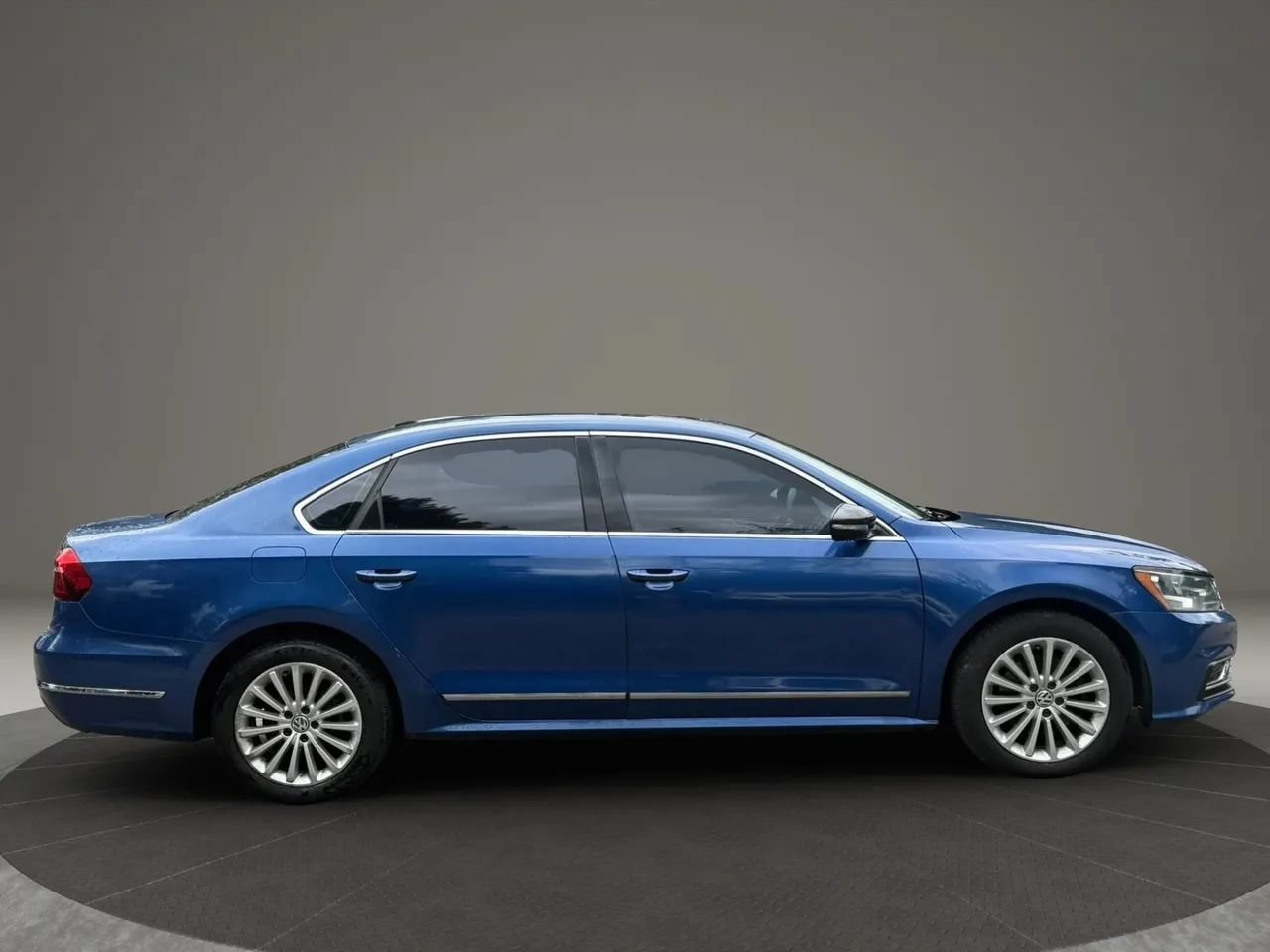 Used 2017 Volkswagen Passat 1.8T SE FWD image 2