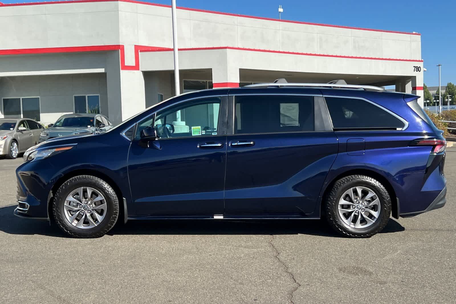 Used 2023 Toyota Sienna XLE AWD/4WD image 9