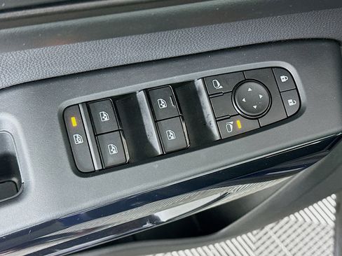 Used 2025 Nissan Pathfinder SV FWD image 15