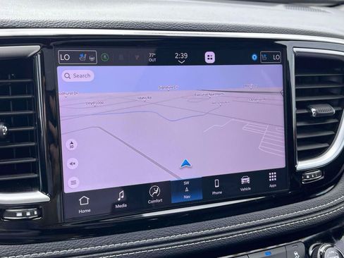 Used 2025 Chrysler Pacifica Limited FWD image 25