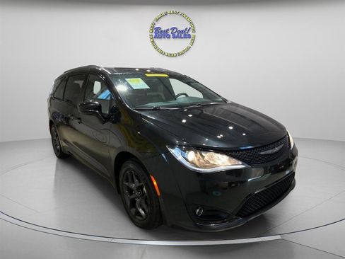 Used 2018 Chrysler Pacifica Touring-L w/ Premium Audio Group image 6