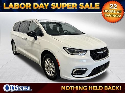 Used 2025 Chrysler Pacifica Select FWD image 1