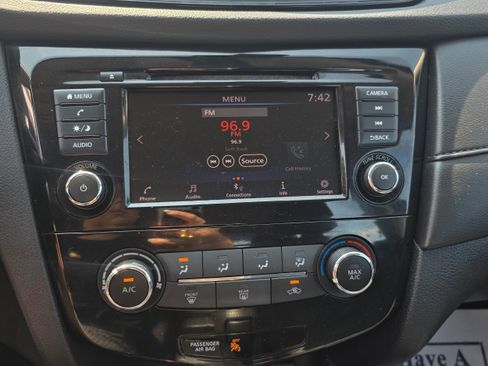 Used 2020 Nissan Rogue S FWD image 11