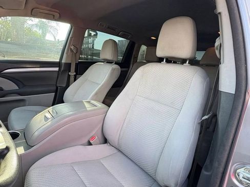 Used 2015 Toyota Highlander LE image 7